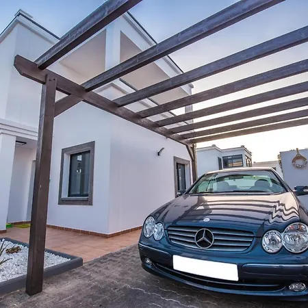 וילה Elegant With Pool *
