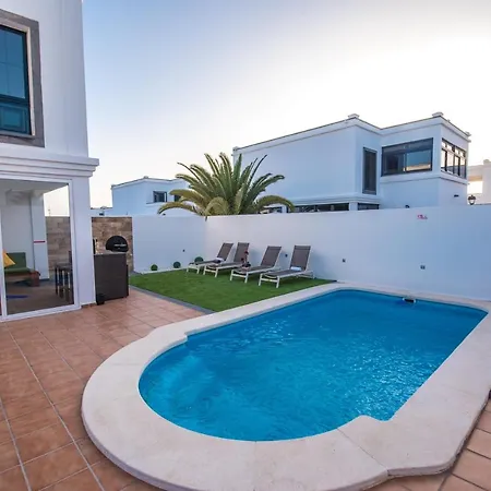 וילה Elegant With Pool *