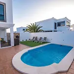 فيلة Elegant With Pool *