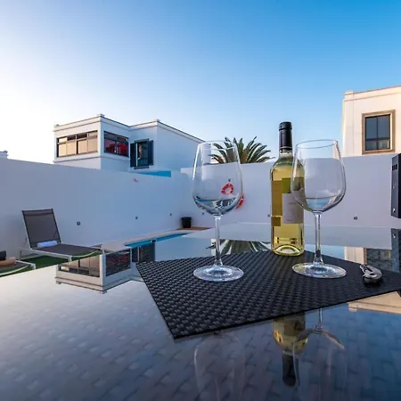 Elegant With Pool Villa Playa Blanca