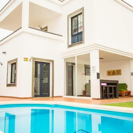Elegant Playa Blanca: Poolside Retreat Villa *