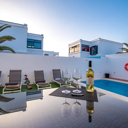Elegant Playa Blanca: Poolside Retreat