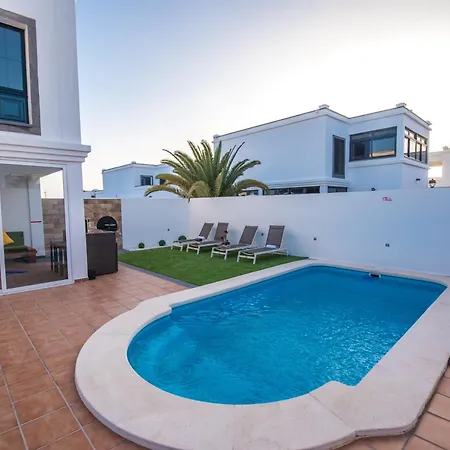Villa Elegant Playa Blanca: Poolside Retreat Playa Blanca (Lanzarote)