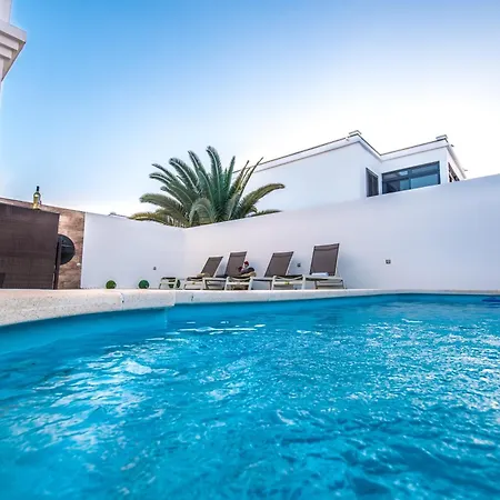 Elegant Playa Blanca: Poolside Retreat *