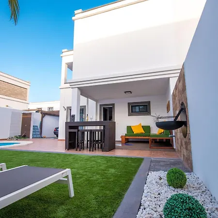 Elegant Playa Blanca: Poolside Retreat Playa Blanca (Lanzarote)