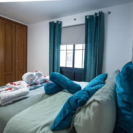 Villa Elegant Playa Blanca: Poolside Retreat