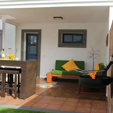 Elegant Playa Blanca: Poolside Retreat Playa Blanca (Lanzarote)