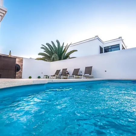 Elegant Playa Blanca: Poolside Retreat Villa Playa Blanca (Lanzarote)