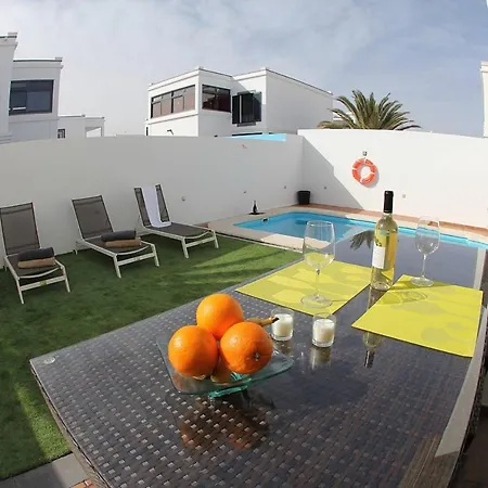 Villa Elegant Playa Blanca: Poolside Retreat