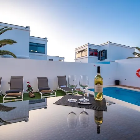 Villa Elegant Playa Blanca: Poolside Retreat *