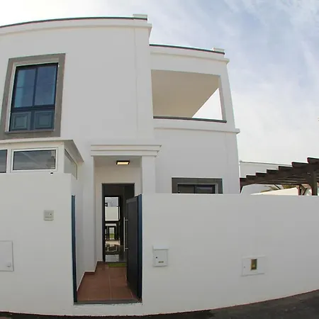 Villa Elegant Playa Blanca: Poolside Retreat *