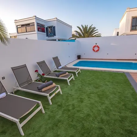 Elegant Playa Blanca: Poolside Retreat Playa Blanca (Lanzarote)