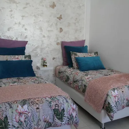 Elegant Playa Blanca: Poolside Retreat