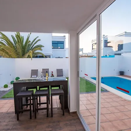 Villa Elegant Playa Blanca: Poolside Retreat