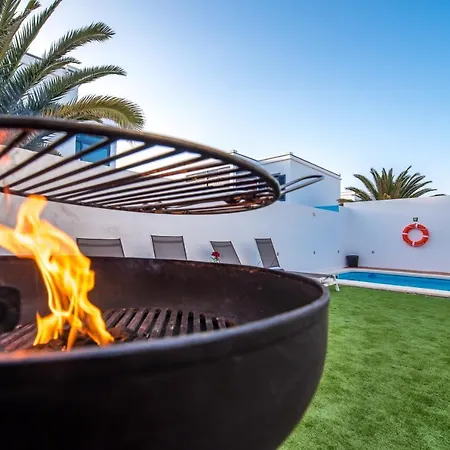 Villa Elegant Playa Blanca: Poolside Retreat
