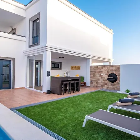 Elegant Playa Blanca: Poolside Retreat