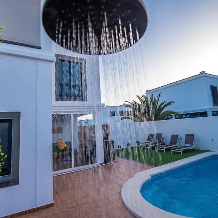 Elegant Playa Blanca: Poolside Retreat Playa Blanca (Lanzarote)