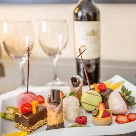 Elegant Playa Blanca: Poolside Retreat *