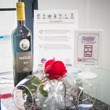 Elegant Playa Blanca: Poolside Retreat Villa *