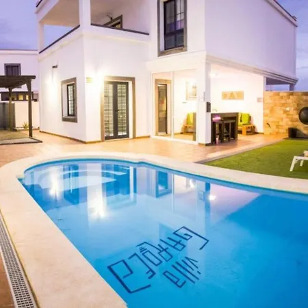 Villa Elegant Playa Blanca: Poolside Retreat *