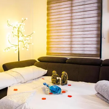 Elegant Playa Blanca: Poolside Retreat *