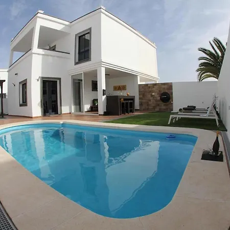 Elegant Playa Blanca: Poolside Retreat Villa