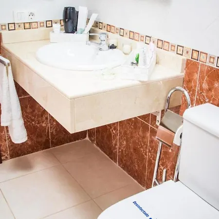 Villa Elegant Playa Blanca: Poolside Retreat