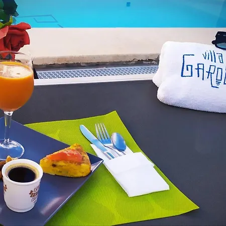 Elegant Playa Blanca: Poolside Retreat