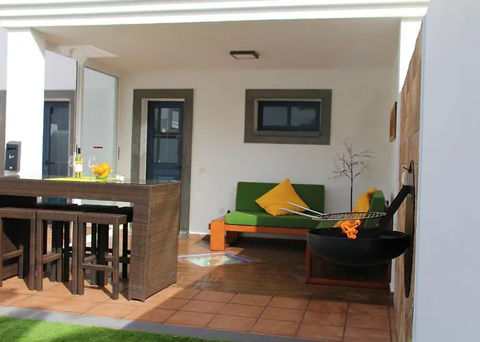 Elegant Playa Blanca: Poolside Retreat Playa Blanca (Lanzarote)