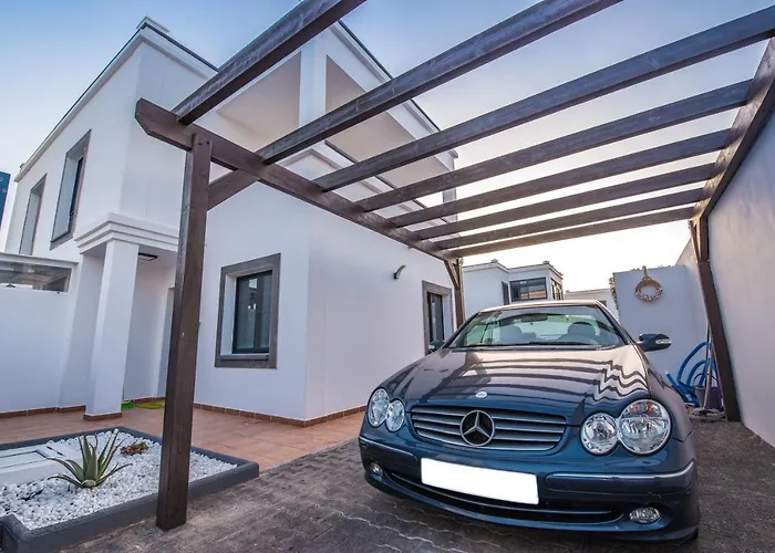 Villa Elegant Playa Blanca: Poolside Retreat *