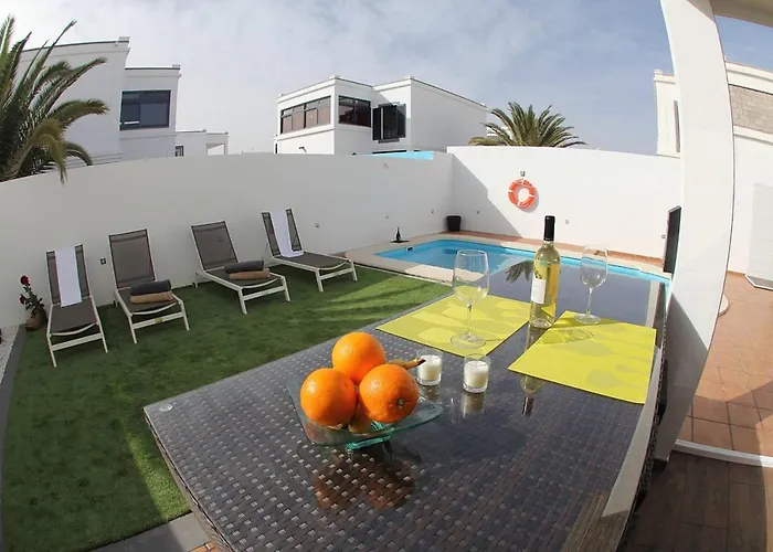 Villa Elegant Playa Blanca: Poolside Retreat