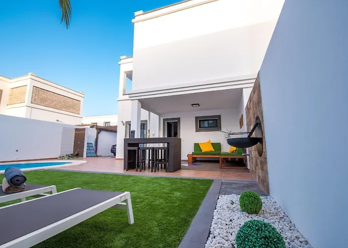 Elegant Playa Blanca: Poolside Retreat Villa