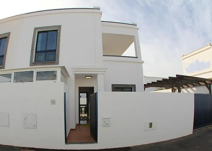 Villa Elegant Playa Blanca: Poolside Retreat *