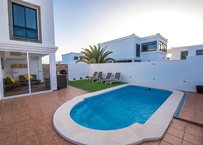 Villa Elegant Playa Blanca: Poolside Retreat *