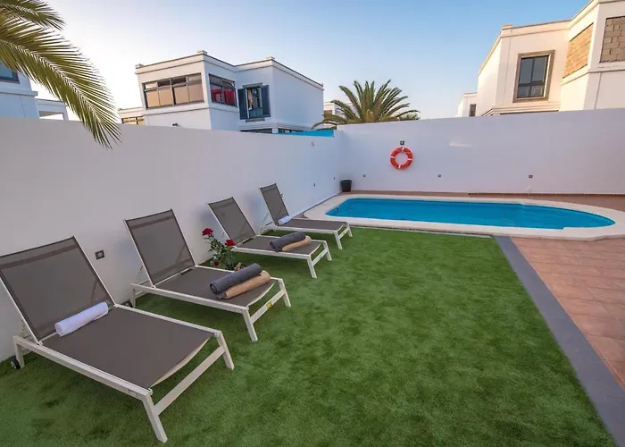 Elegant Playa Blanca: Poolside Retreat Playa Blanca (Lanzarote)