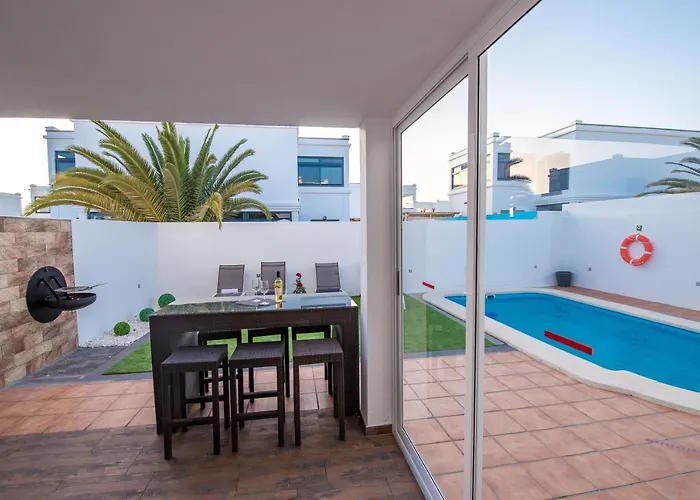 Villa Elegant Playa Blanca: Poolside Retreat