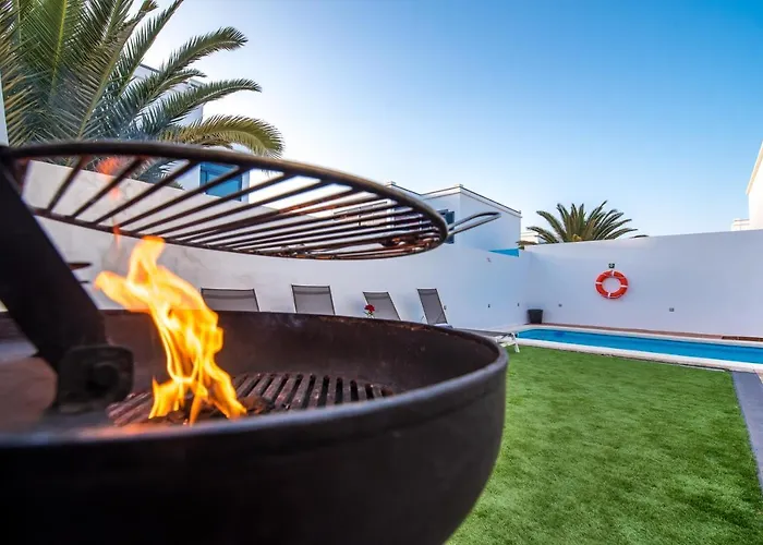 Villa Elegant Playa Blanca: Poolside Retreat