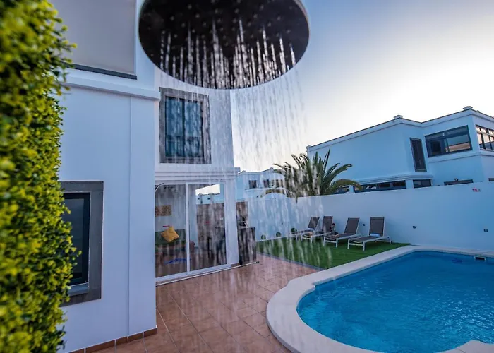 Elegant Playa Blanca: Poolside Retreat Playa Blanca (Lanzarote)