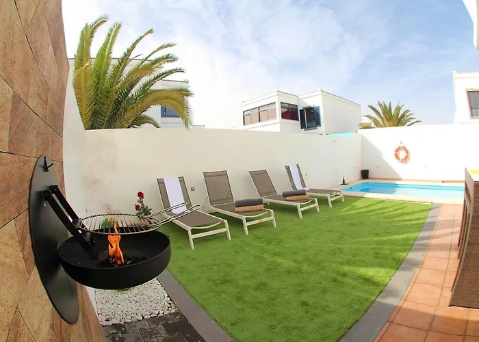 Elegant Playa Blanca: Poolside Retreat * Playa Blanca (Lanzarote)