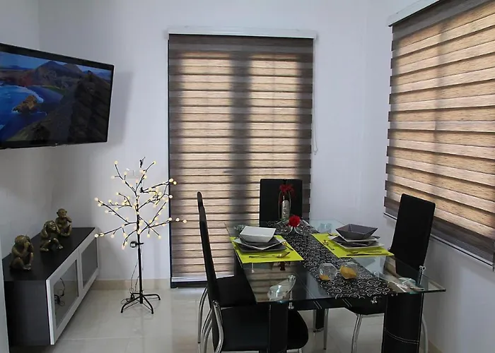 Villa Elegant Playa Blanca: Poolside Retreat