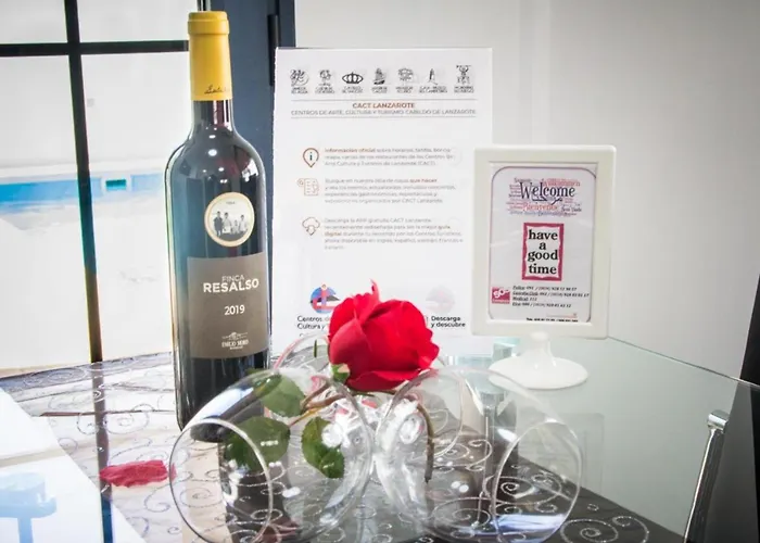 Elegant Playa Blanca: Poolside Retreat Villa *