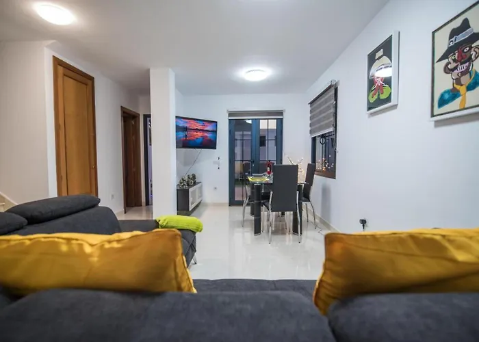 Villa Elegant Playa Blanca: Poolside Retreat