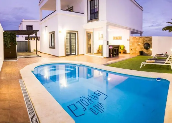 Villa Elegant Playa Blanca: Poolside Retreat *