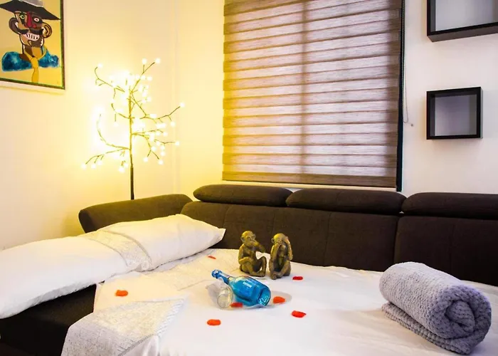 Elegant Playa Blanca: Poolside Retreat *