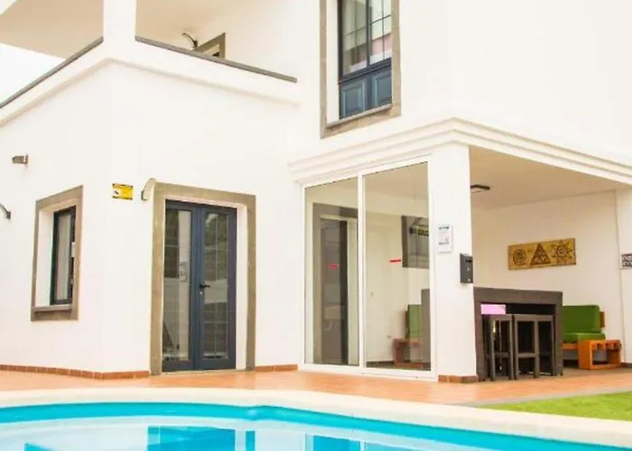 Elegant Playa Blanca: Poolside Retreat *