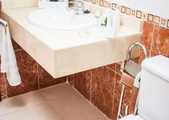 Villa Elegant Playa Blanca: Poolside Retreat