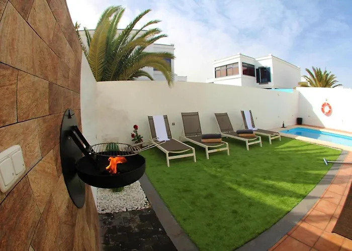 Elegant Playa Blanca: Poolside Retreat * Playa Blanca (Lanzarote)